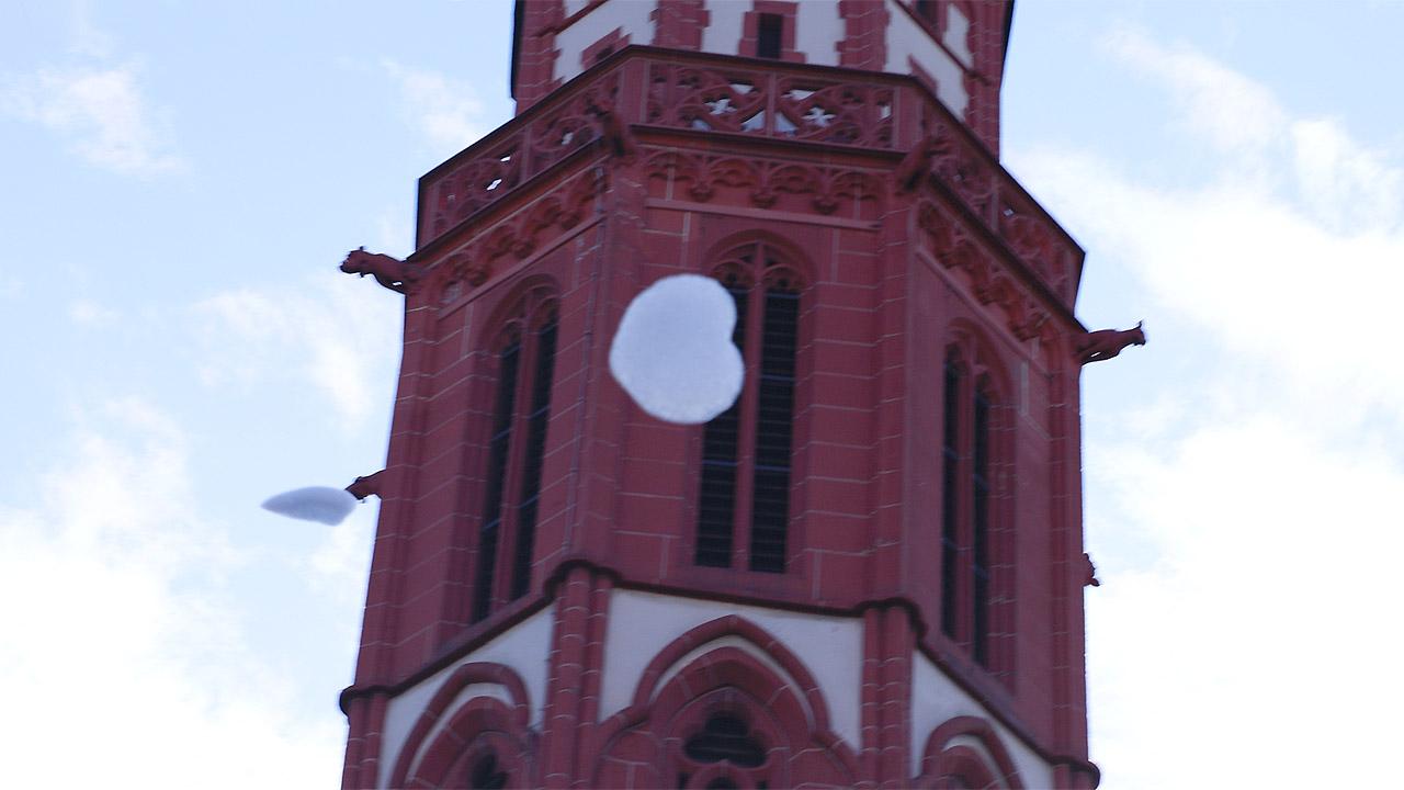 Schaumherzen vor einem Kirchturm