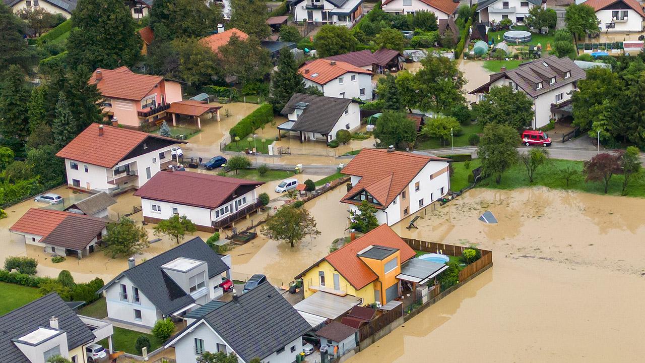 Hochwasser Von Hochwasser überflutetes Gebiet mit Häusern, Keller stehen unter Wasser