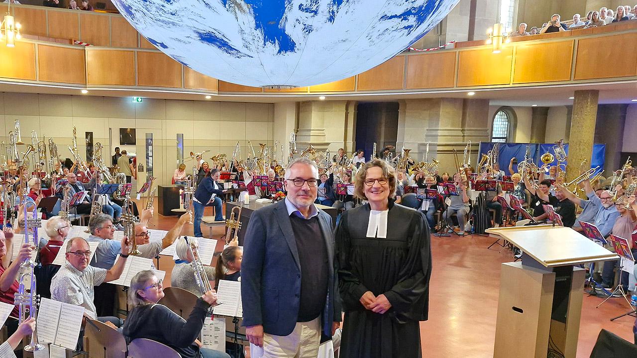 Christiane Tietz und Posaunisten in der Kirche Christiane Tietz und Posaunisten in der Kirche