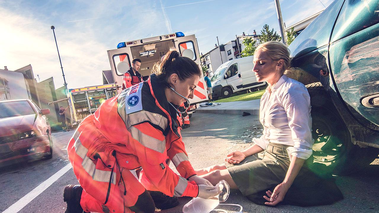 Unfall Notärztin kümmert sich um verletzte Frau am Unfallort