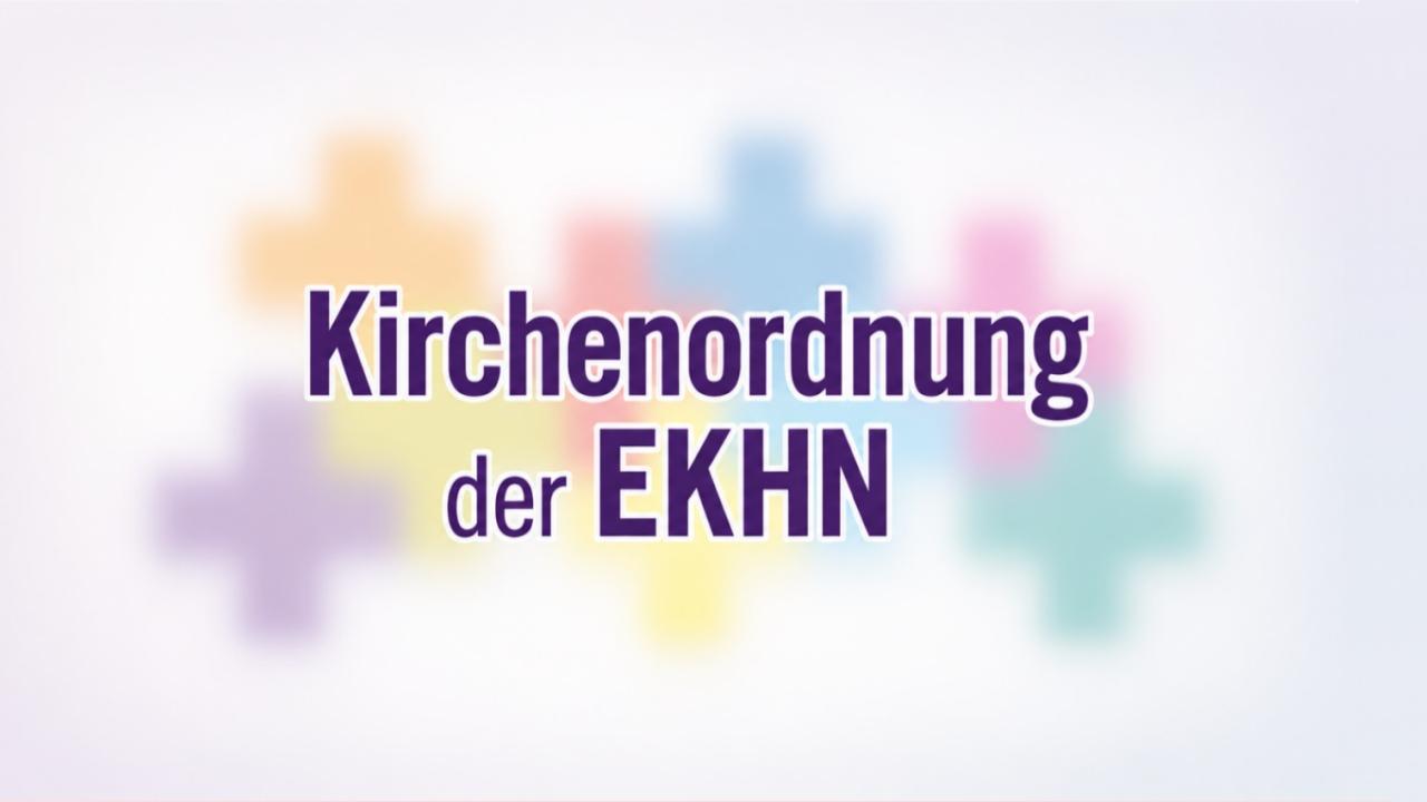 Schriftzug ‚Kirchenordnung der EKHN‘ vor einem weichgezeichneten Hintergrund aus farbigen Kreuzsymbolen.