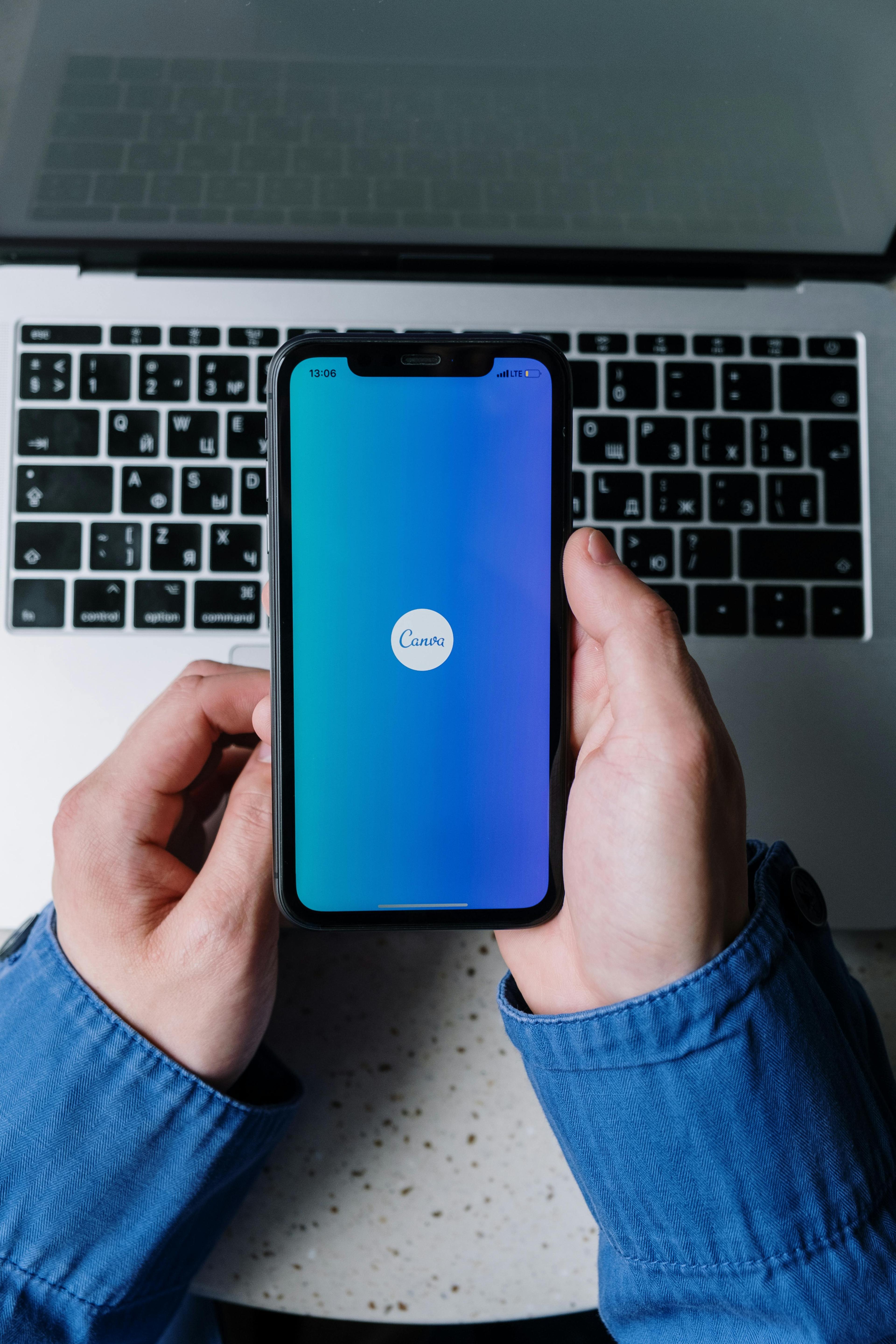Canva Hände halten Smartphone