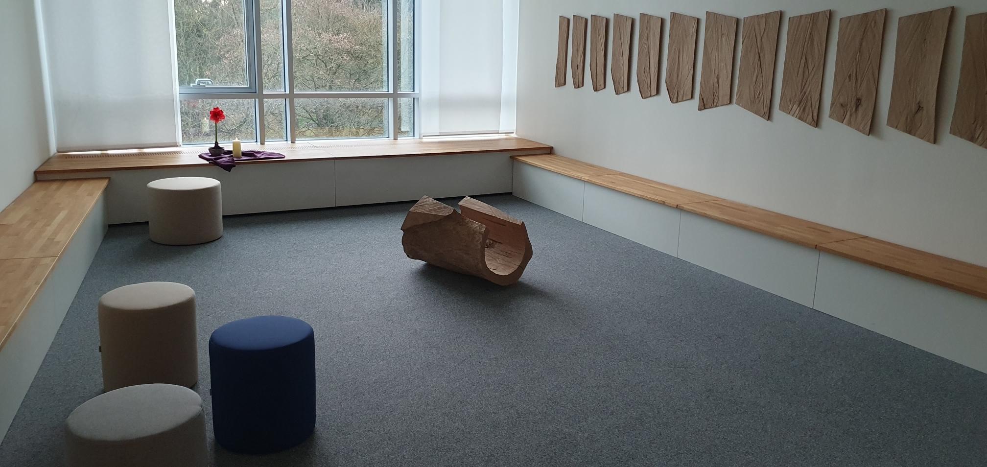 Raum der Stille HöMS Raum mit Sitzgelegenheiten und Kunstinstallation