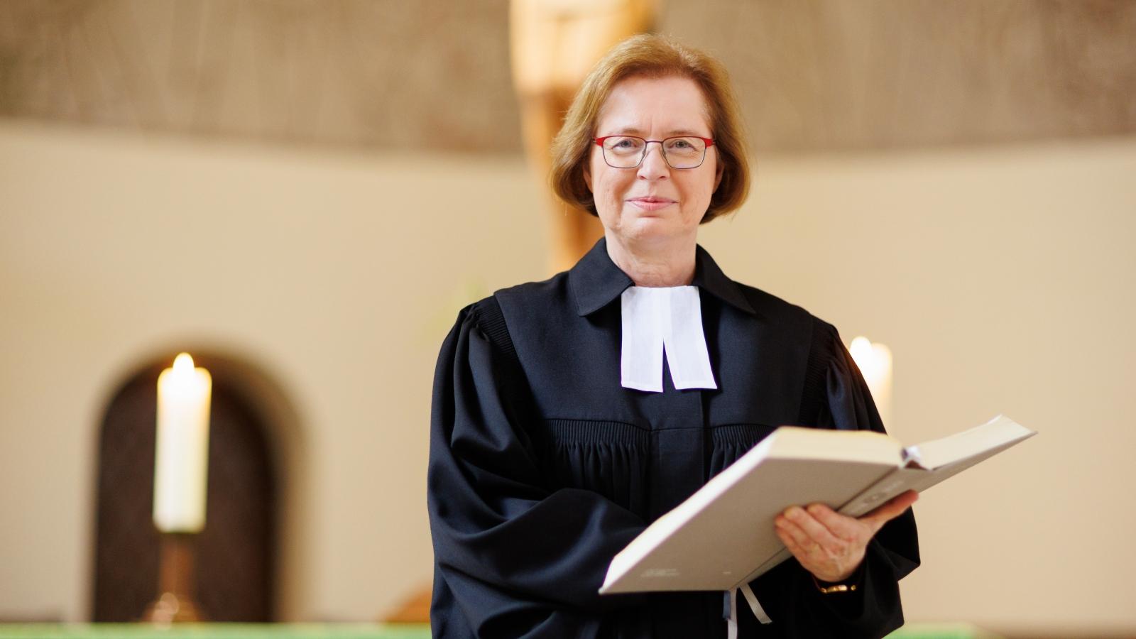 Stellvertretende Kirchenpräsidentin Ulrike Scherf Portrait in Kirche mit Bibel in der Hand