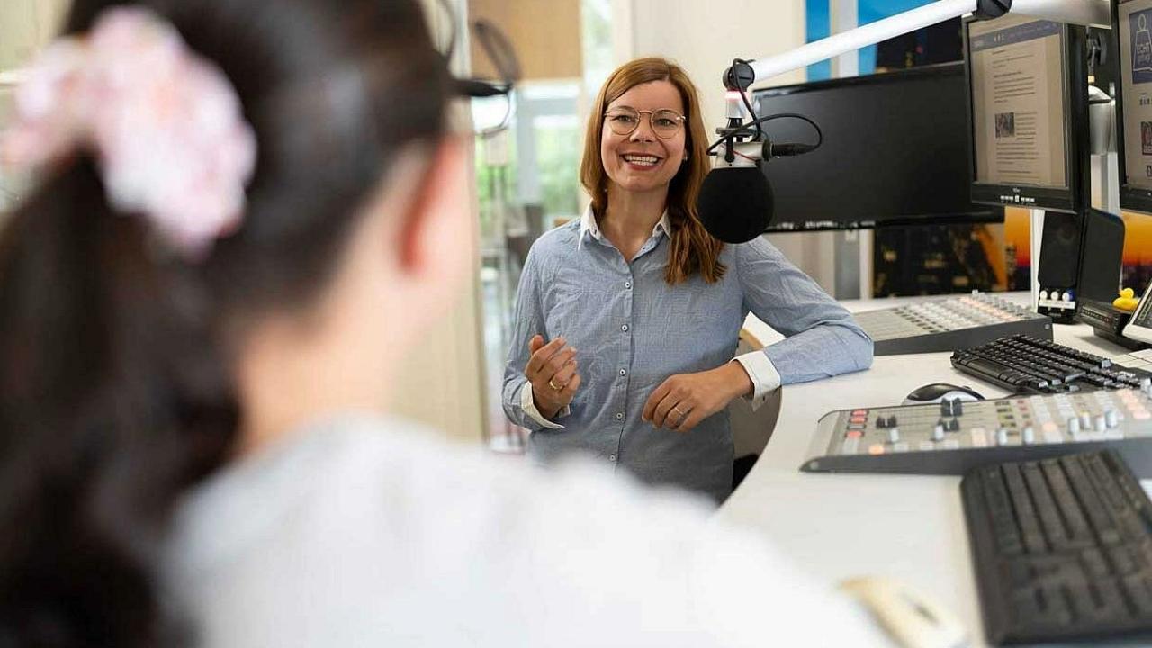 Moderatorin Lotte Mattes Moderatorin mit Gast im Studio