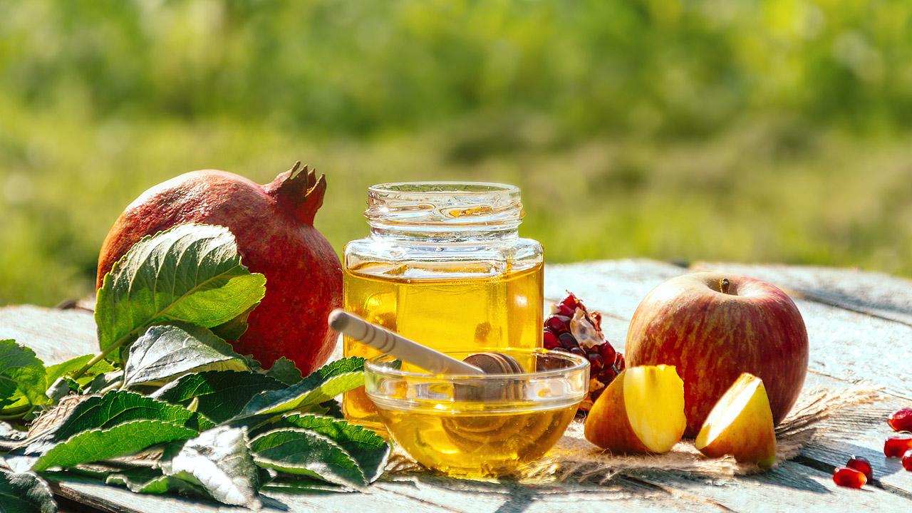Rosch Haschana Stillleben mit Apfel, Honig und Granatapfel