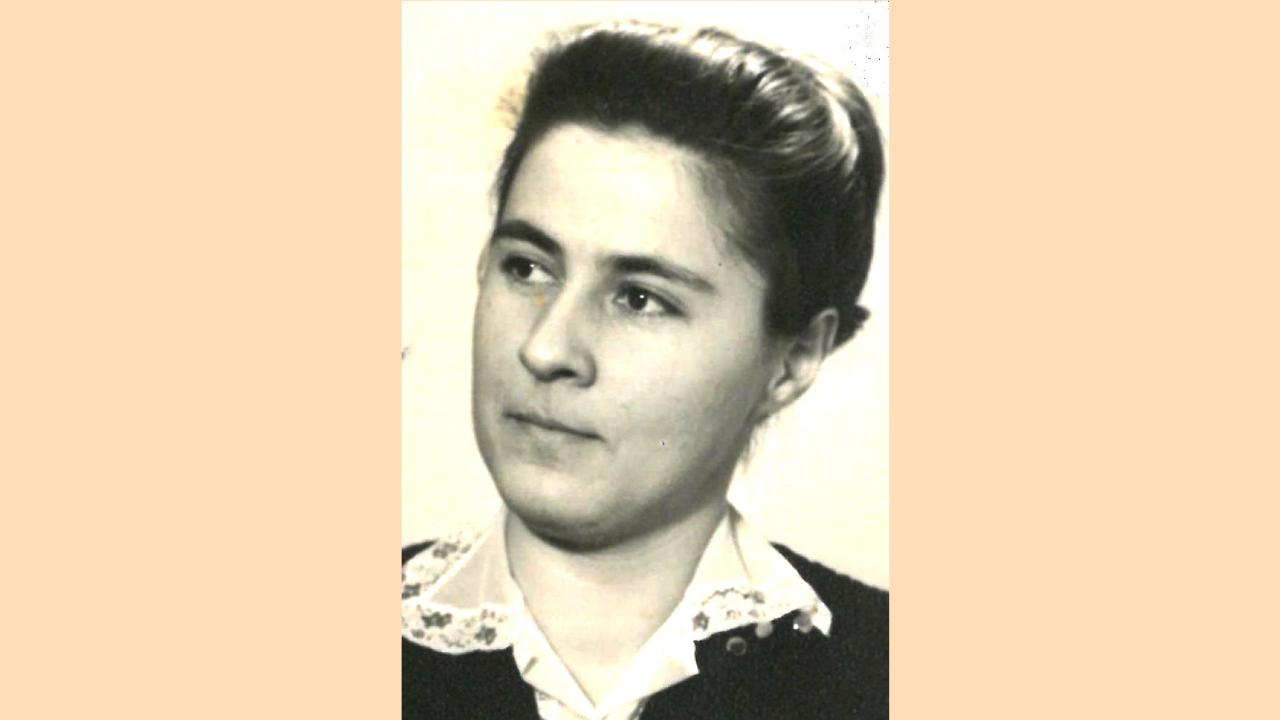 Marianne Queckbörner Marianne Queckbörner hat dunkle kurze Haare und trägt eine weiße Bluse mit durchbrochenem Kragen und darüber eine dunkle Jacke, sie schaut links aus dem Bild heraus