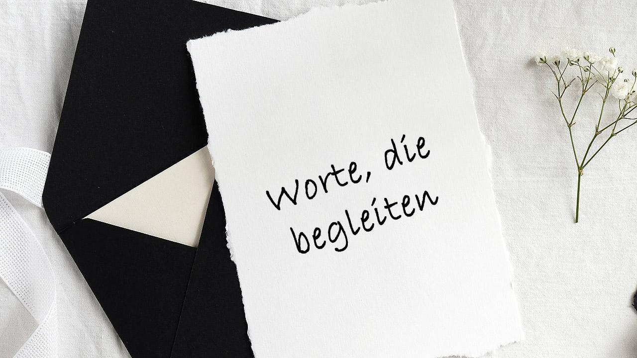 Karte und ein schwarzer Briefumschlag