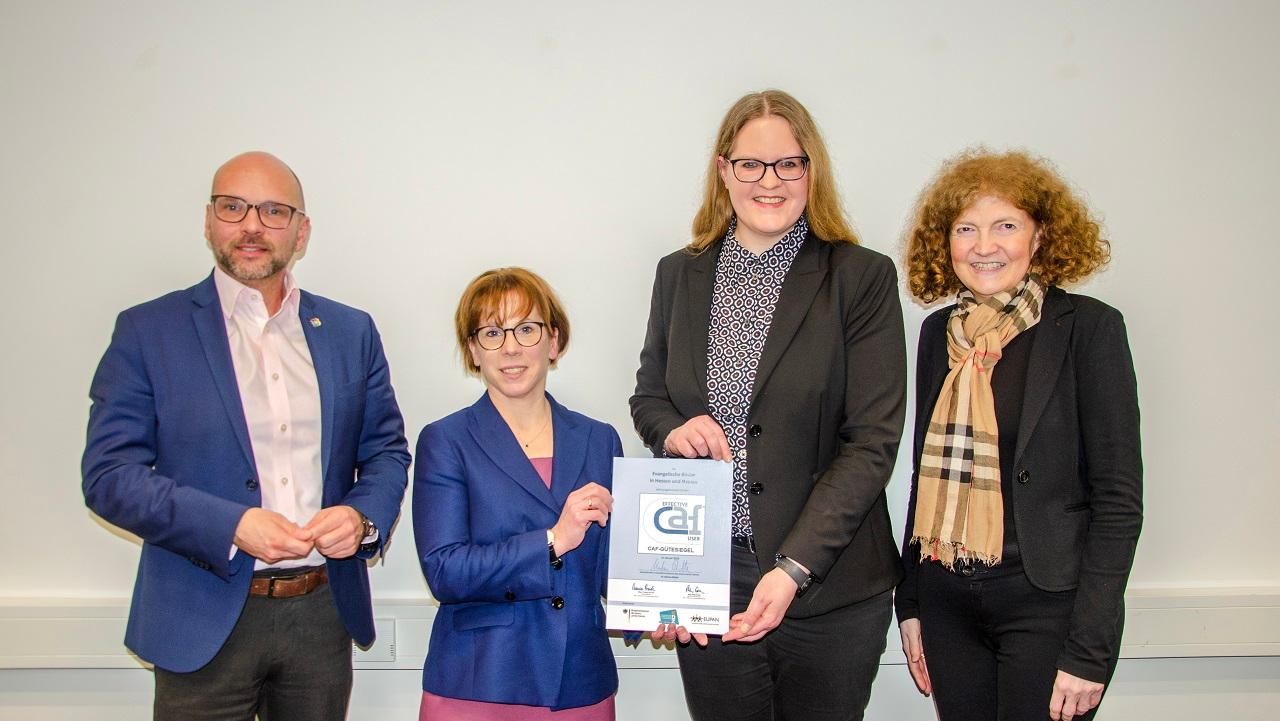 Gütesiegel Verwaltung EKHN 2025 Gruppenfoto mit Überreichung der Urkunde