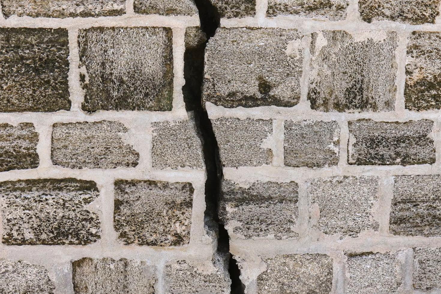 Mauer aus groben Steinen mit Riss