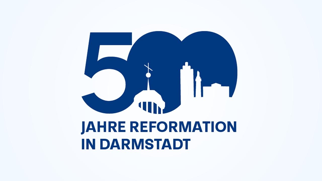 Blaues Jubiläumslogo „500 Jahre Reformation in Darmstadt“. Die Zahl 500 enthält stilisierte Silhouetten der Stadtkirche und weiterer Darmstädter Wahrzeichen.
