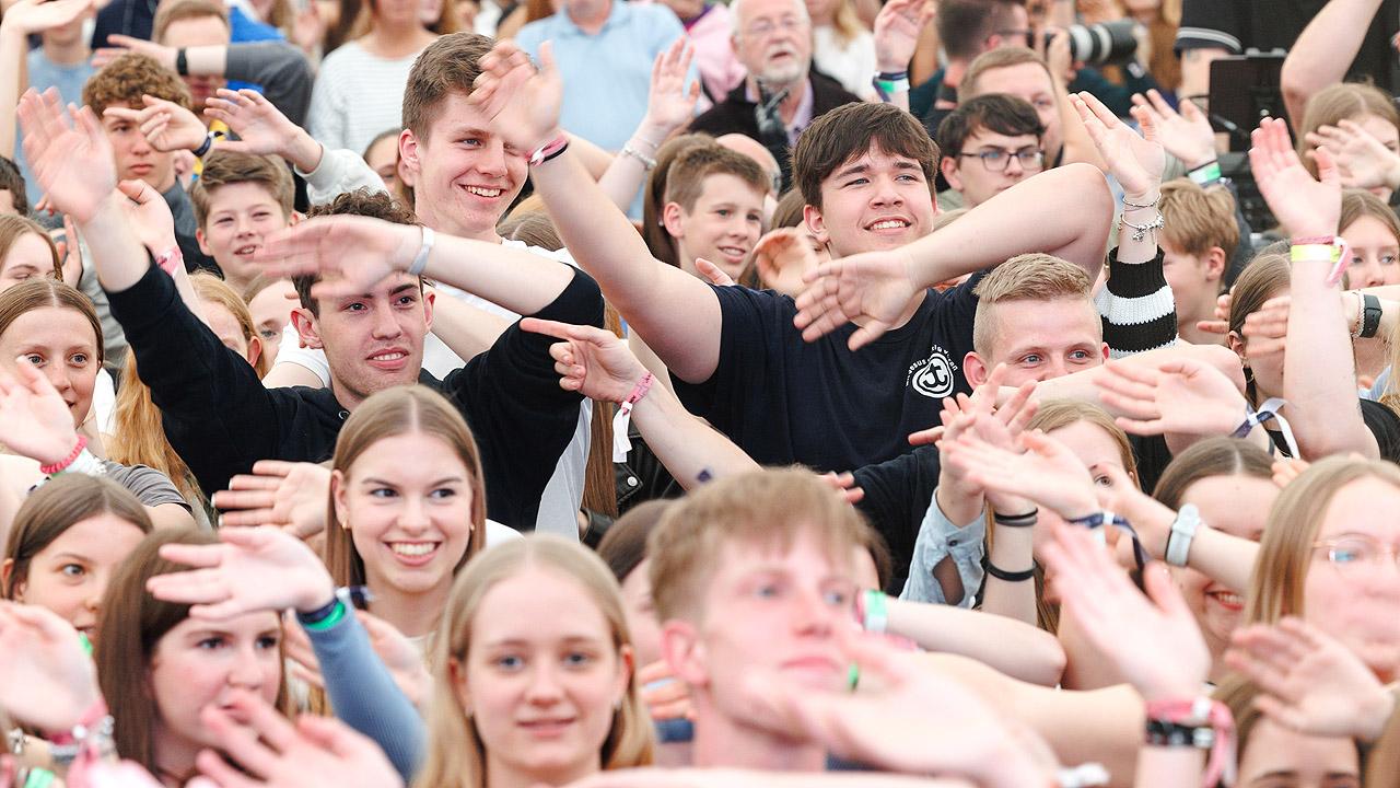 Jugendkirchentag Viele jubelnde Jugendliche