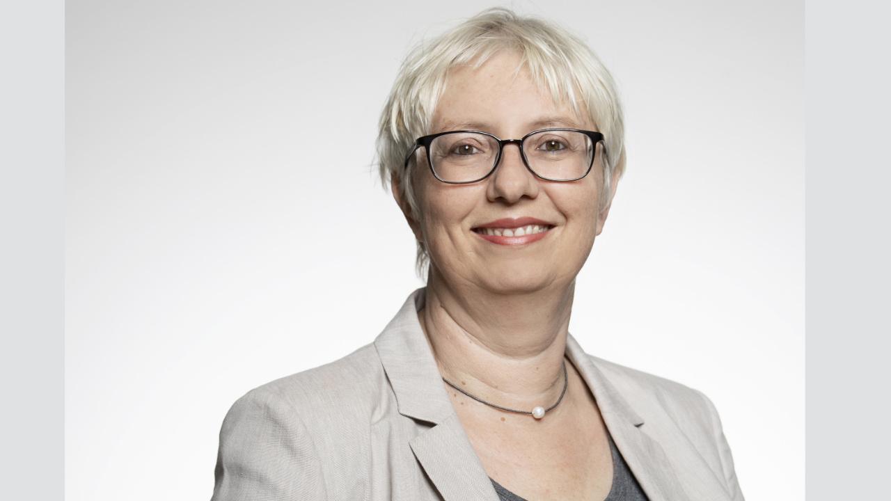 Antje Schrupp 2019 Antje Schrupp mit blonder Kurzhaarfrisur, schwarzer Brille, einer Kette mit Perle und einem beigen Blazer, lächelt in die Kamera