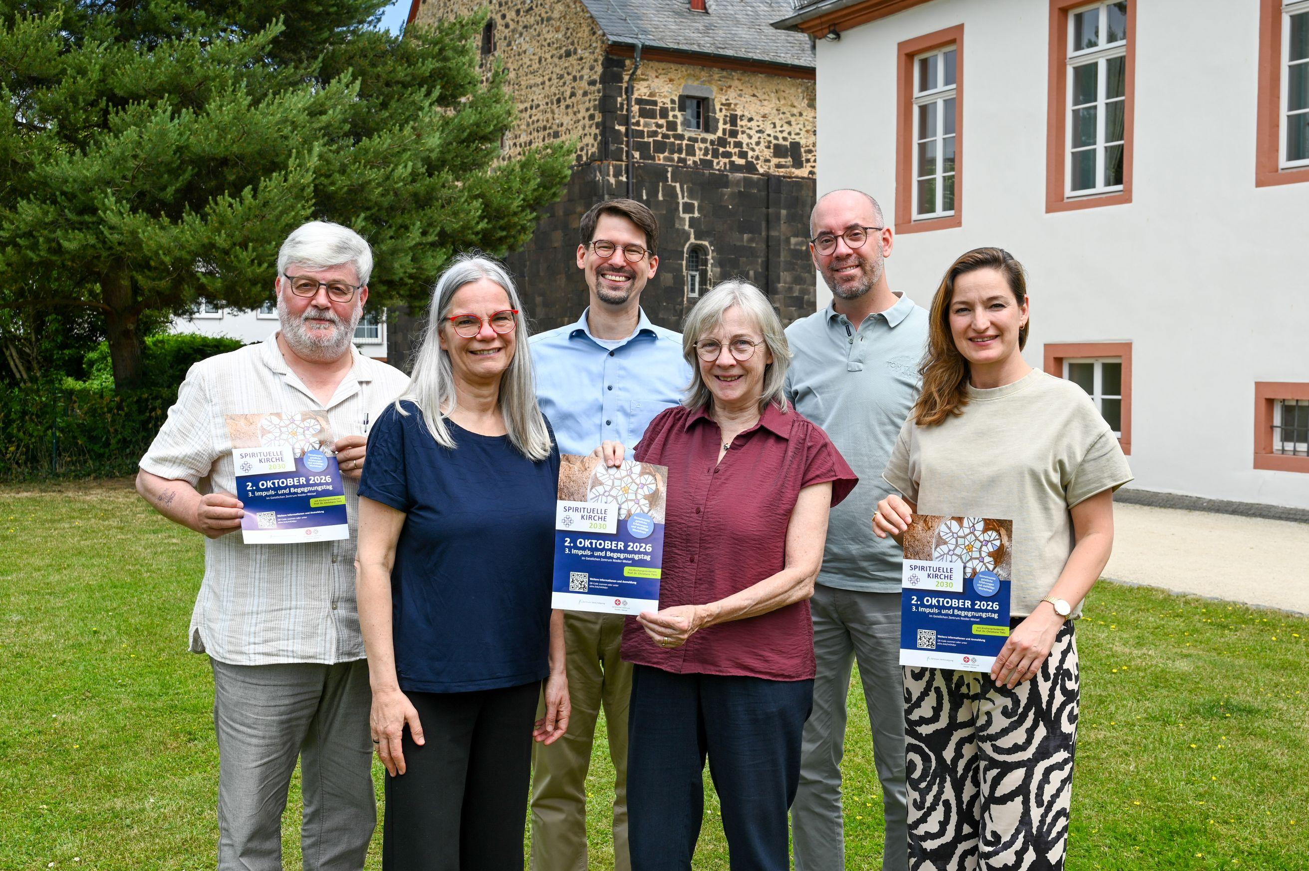 Gruppenfoto von Menschen auf dem Gelände des Geistlichen Zentrums.