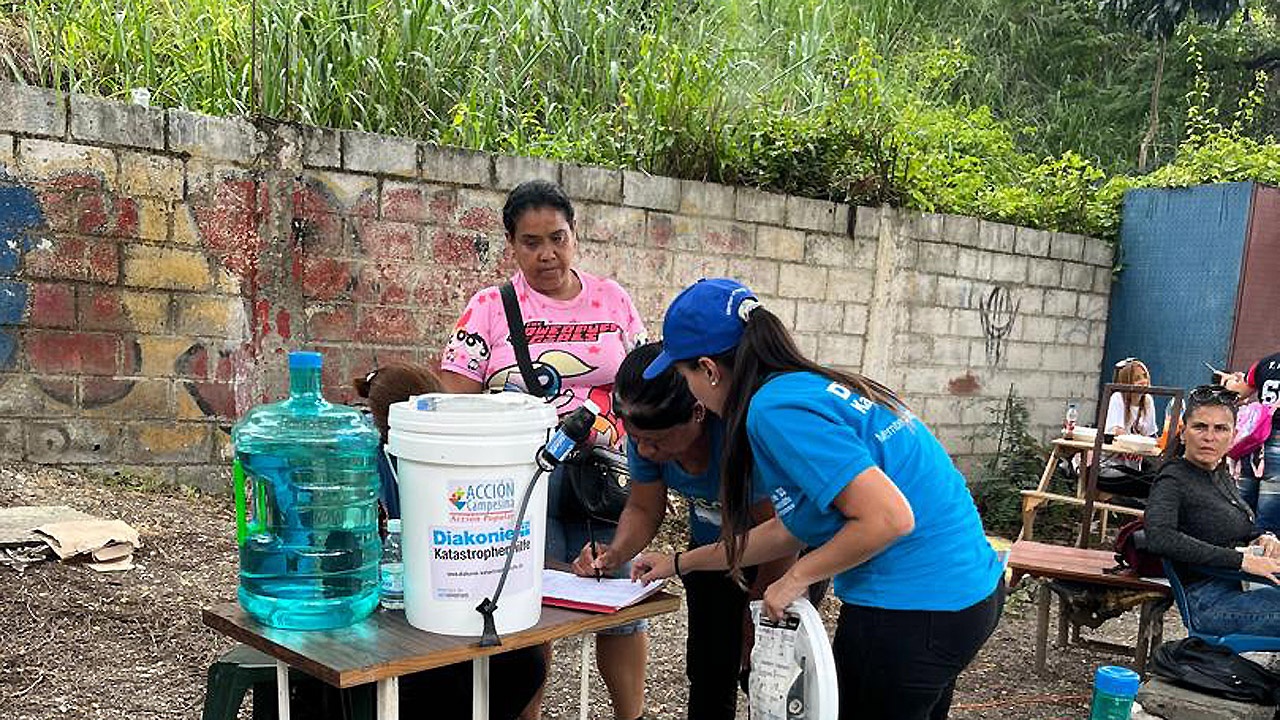 Wasseraufbereitung Menschen mit Kanistern und anderen Materialen beschäftigen sich mit Wasseraufbereitung