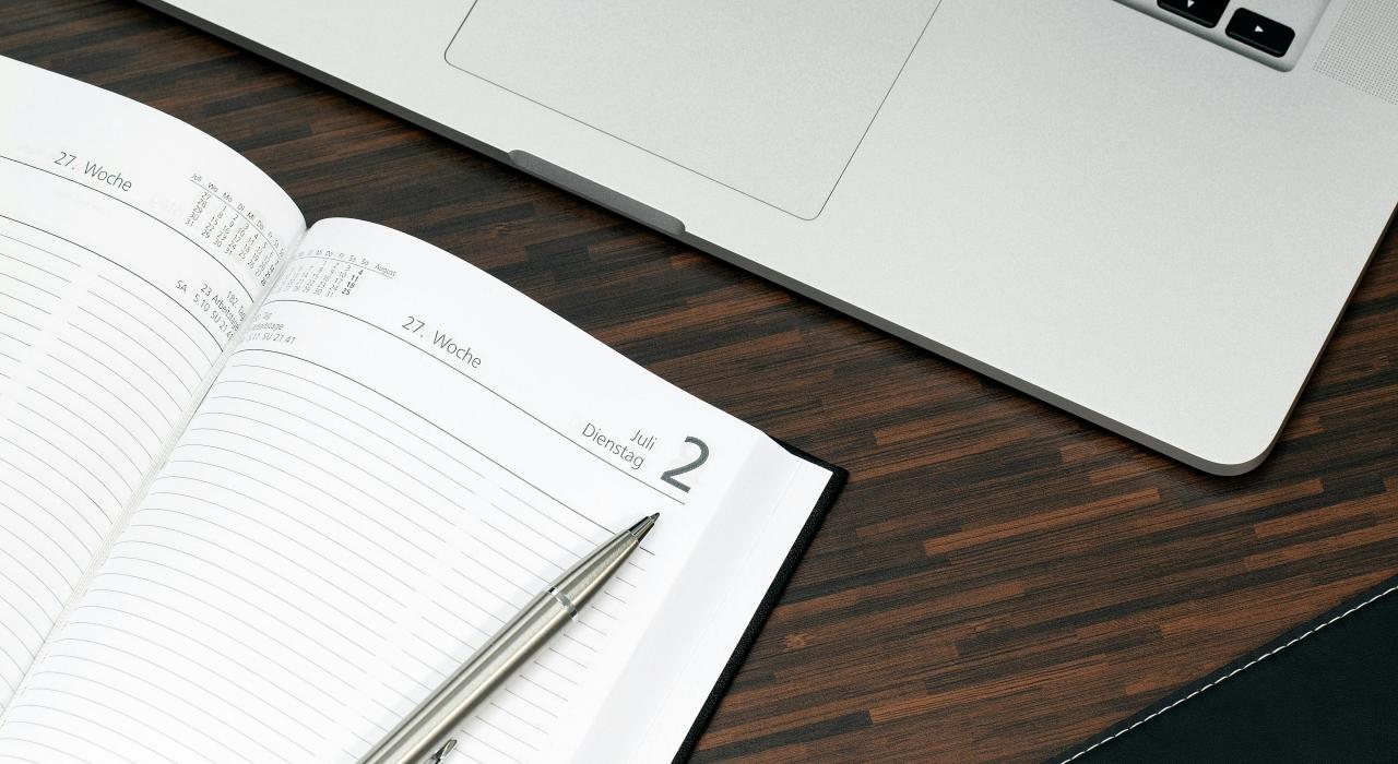 Terminkalender Schreibtisch mit Notebook und Termnkalender