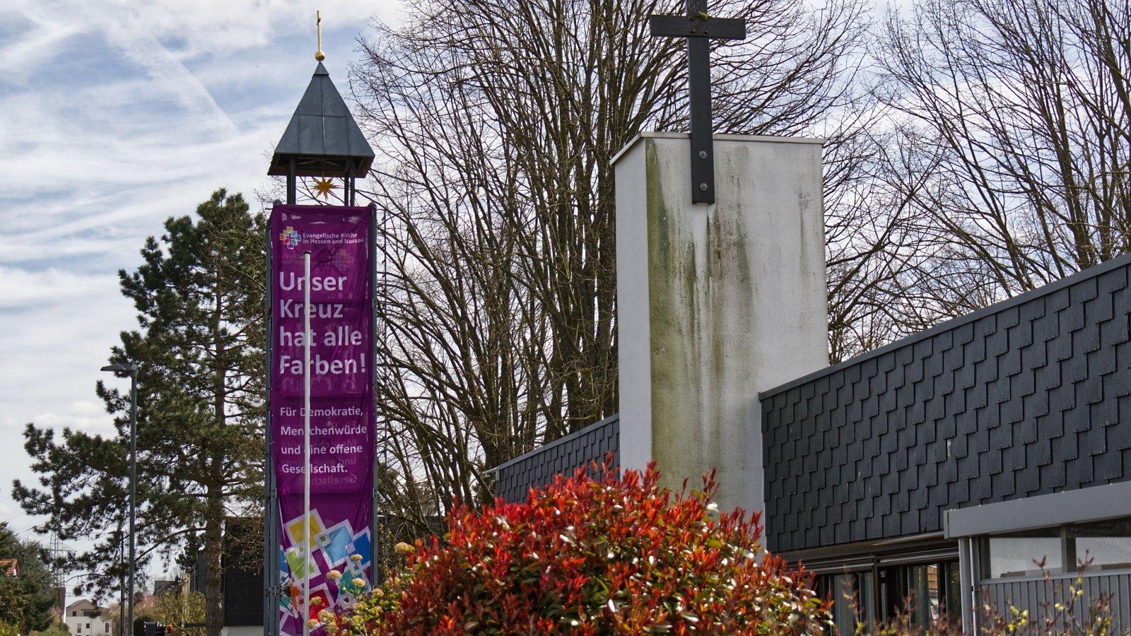 Aktion Unser Kreuz Ober-Erlenbach Am Glockenturm hängt das Banner, so lang, wie der Glockenturm hoch ist.