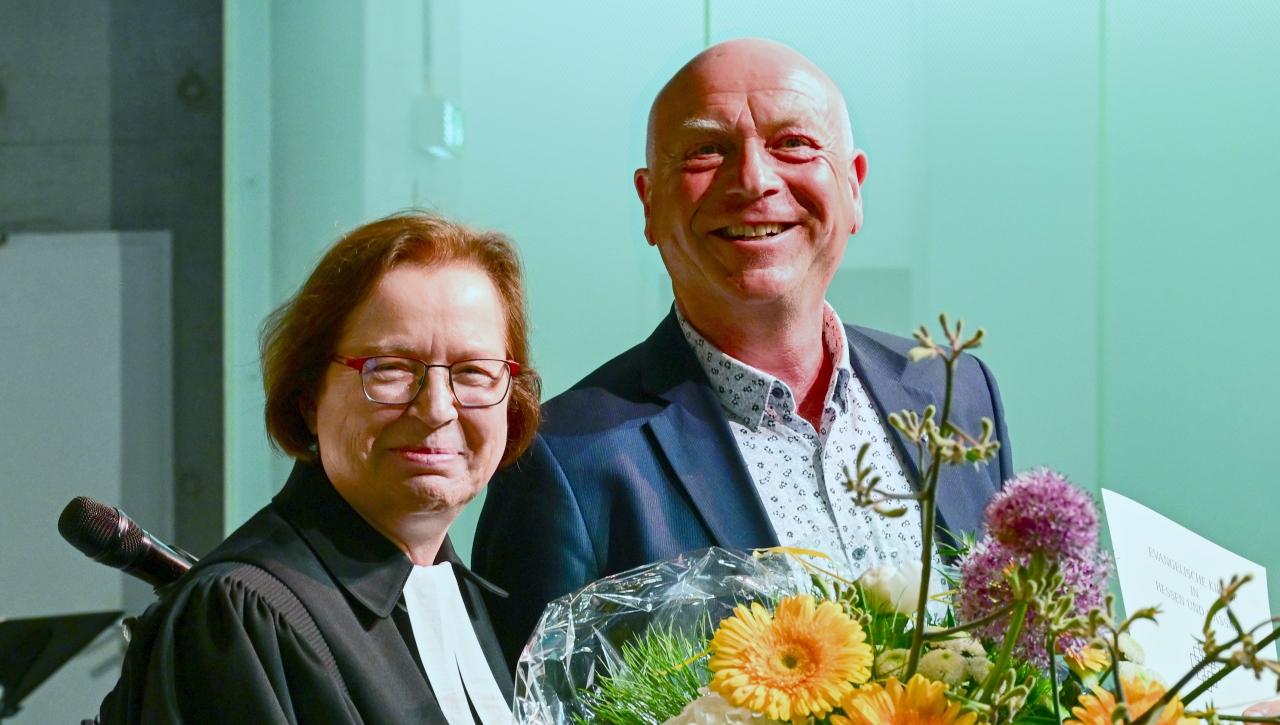 Ulrike Scherf und Wolfgang Wendel Doppelportrait mit Blumenstrauß