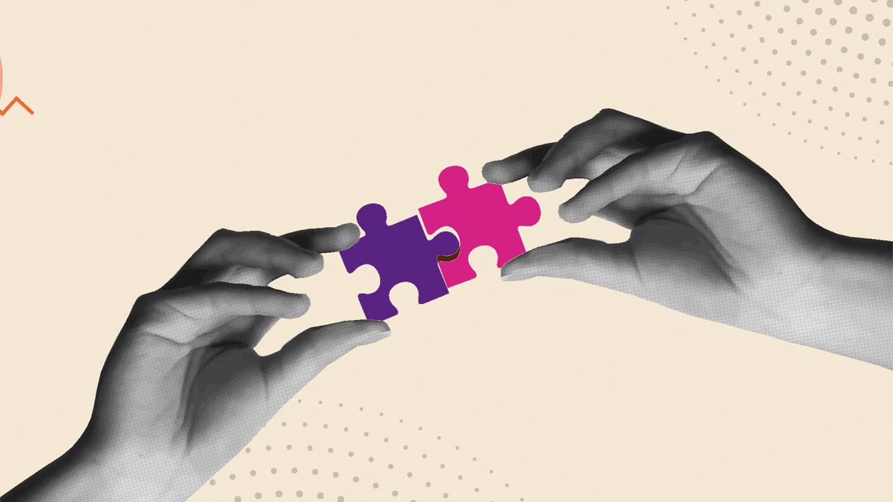 Kooperation Zwei Hände stecken Puzzleteile zusammen