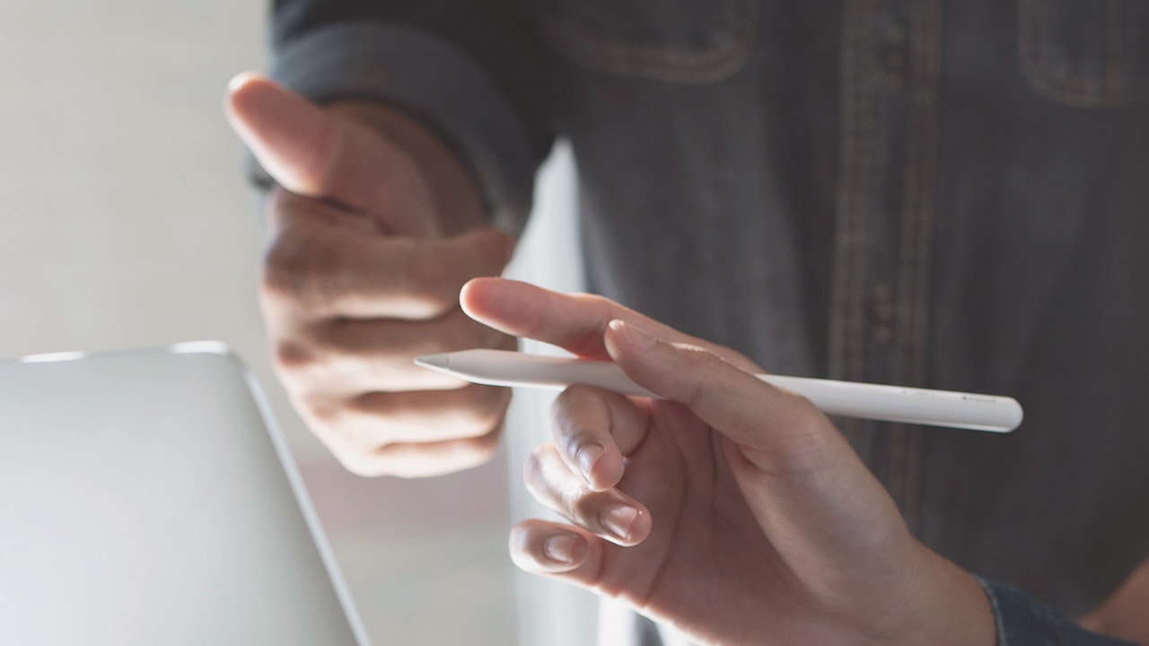 Verwaltung Stift in der Hand einer Frau, Ausschnitt aus Gesprächssituation