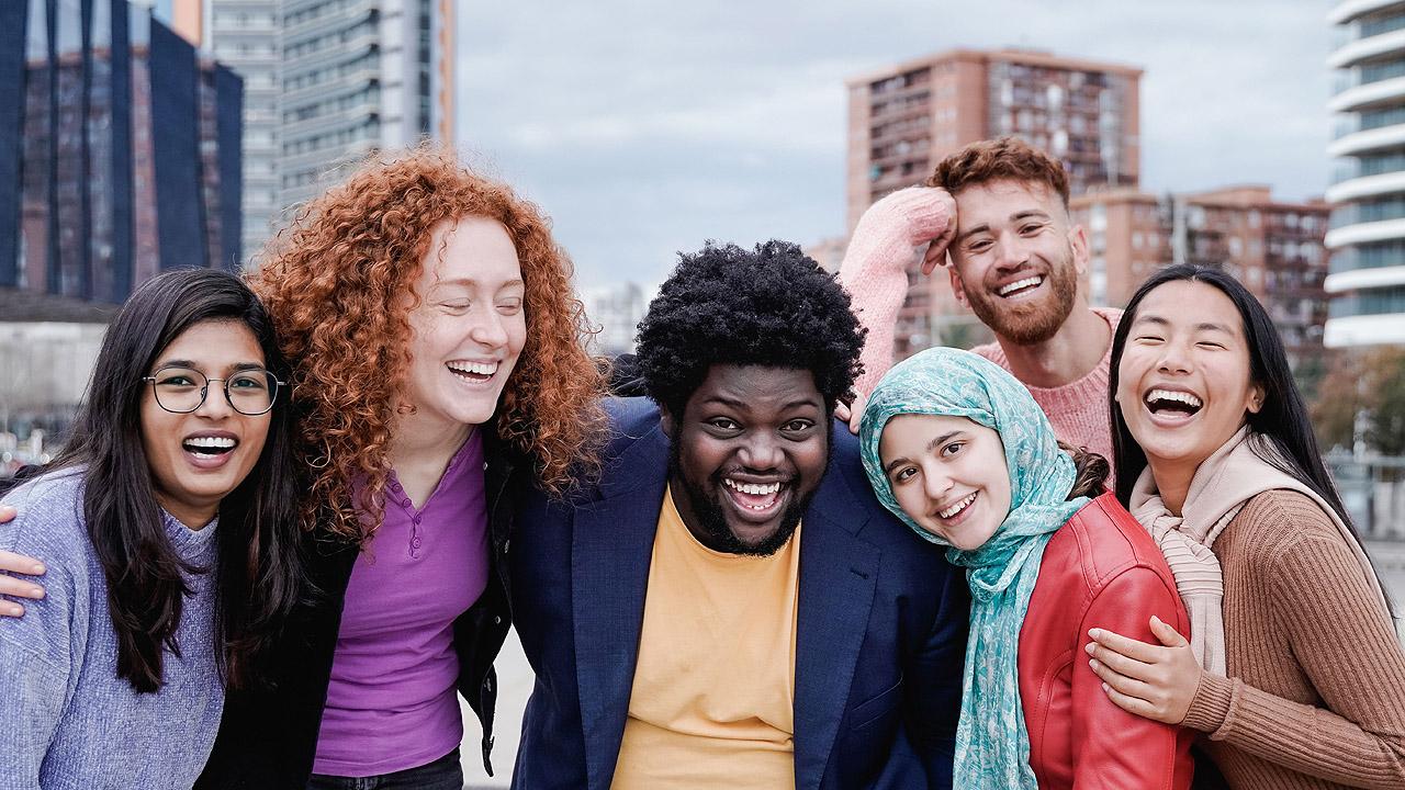 Friedensdienst Junge Menschen im Gruppenbild aus unterschiedlichen Ländern