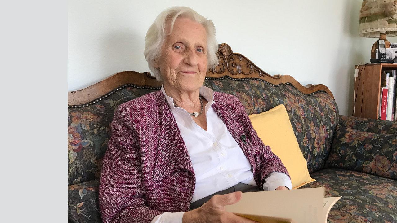 Madeleine Gengenbach Madeleine Gengenbach, weiße Haare, sitzt mir ihrer lila Jacke und weißen Bluse auf einem altmodischen Sofa und hält in der Hand Dokumente aus der Vergangenheit.