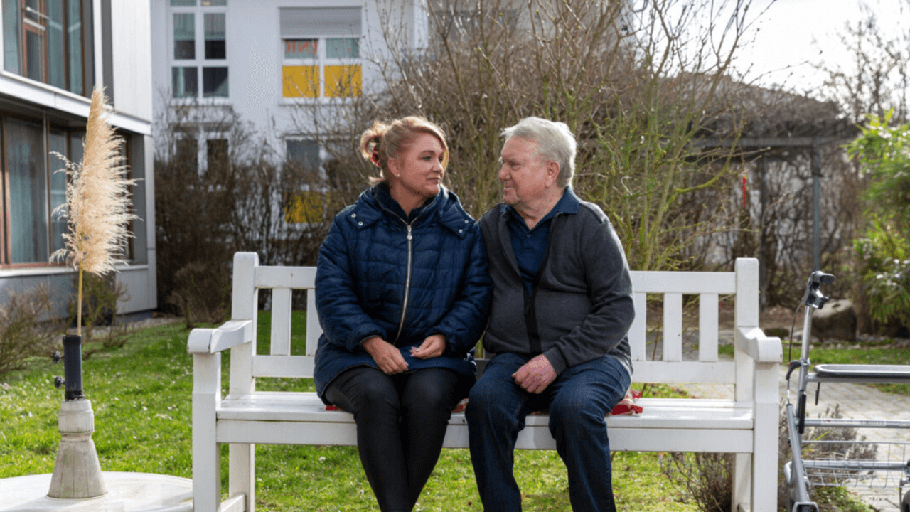 Älteres Paar auf einer Sitzbank