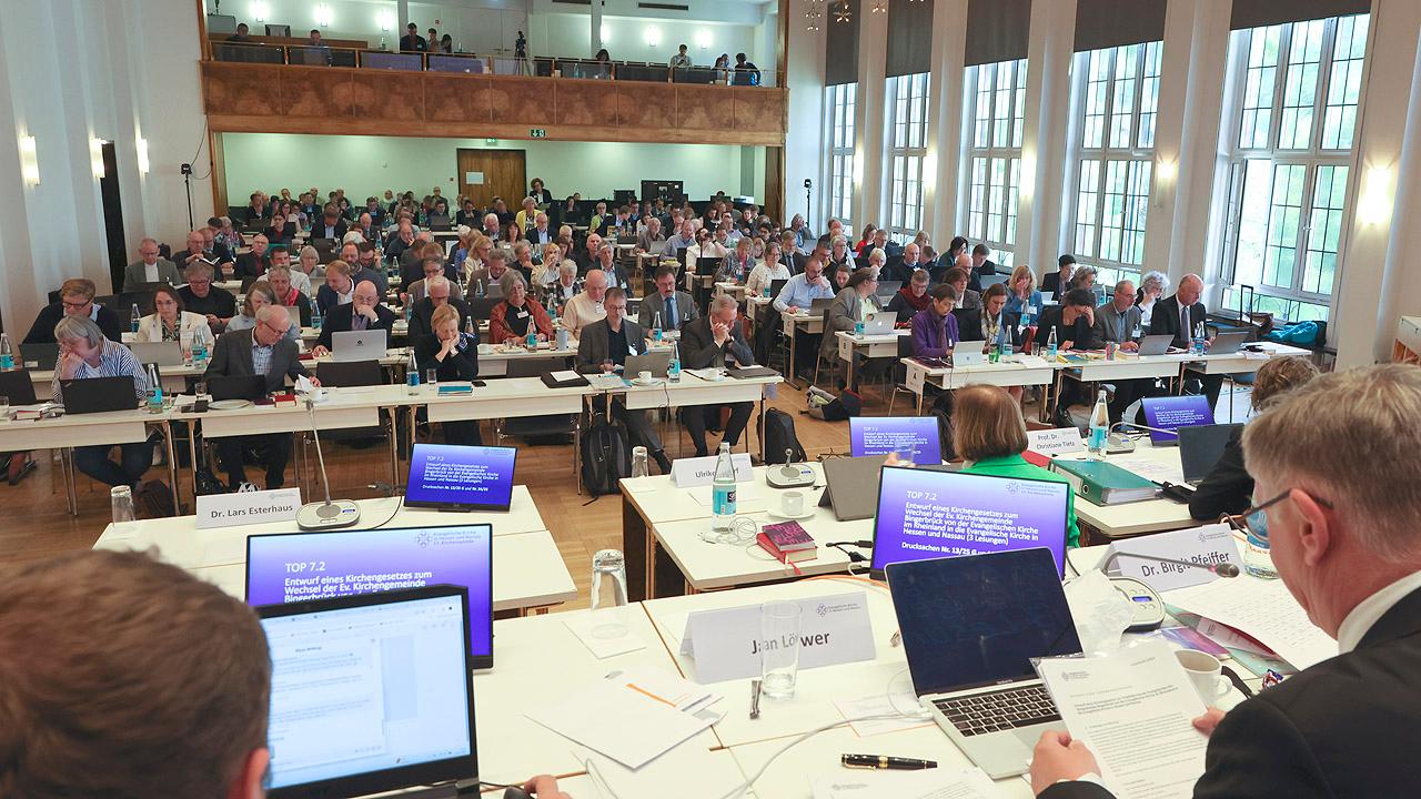Synodale digital Synodenplenum, im Vordergrund Bildschirme