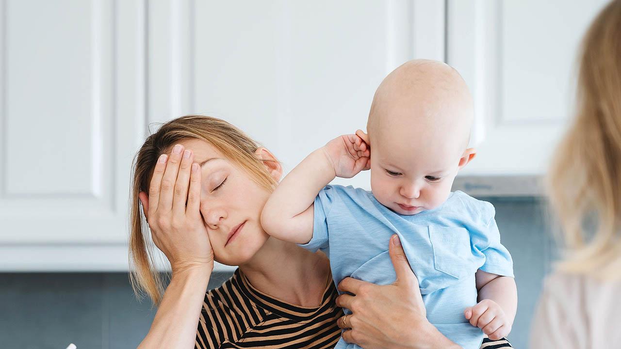 Erschöpfte Mutter Erschöpfte Mutter mit Baby