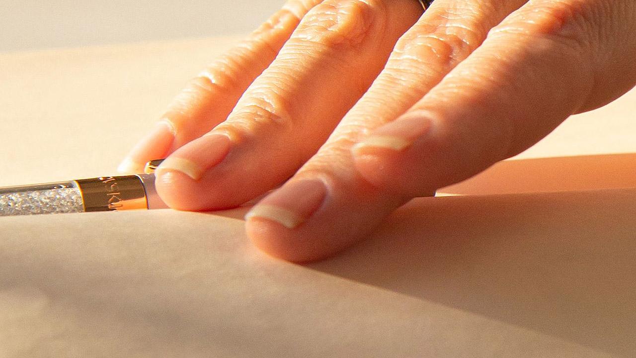 Reflexion Hand auf einem Buch