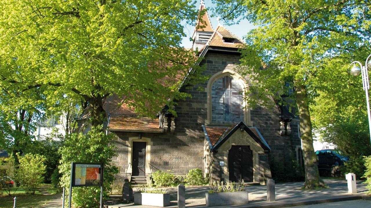 Johanneskirche in Bad Nauheim Kirche inmitten von Bäumen