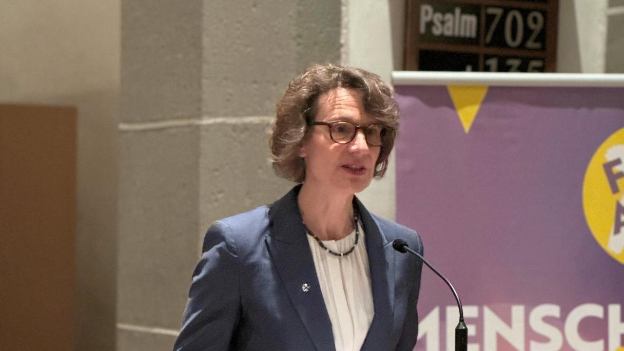 KP Tietz Vortrag Darmstadt Februar 2025 Portrait am Rednerpult