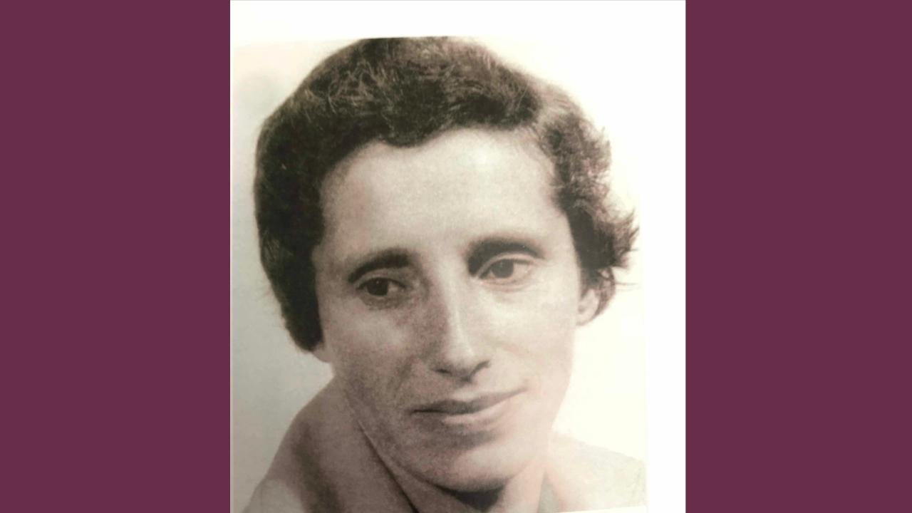 Ursula Merck Porträt von Ursula Merck in Sepia sie hat kurze braune Haare und blickt nach links unten