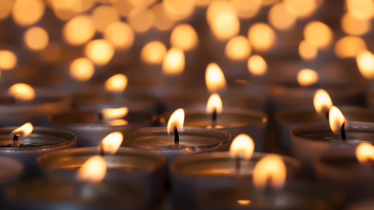 Kerzen Viele Teelichter, die im dunklen leuchten