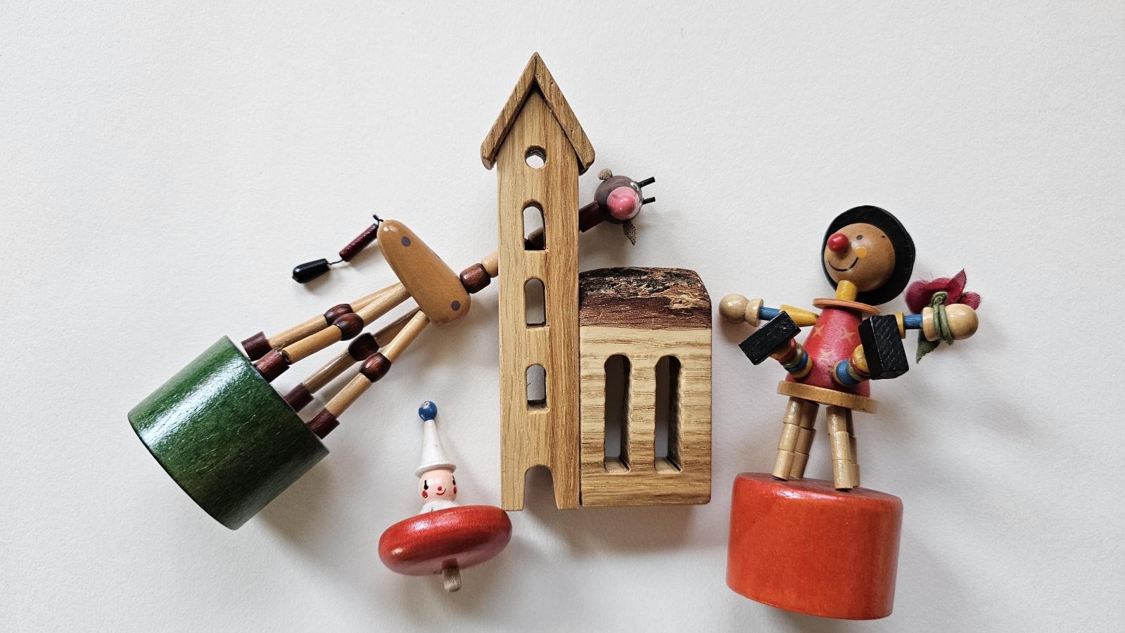 Holzkirche und Spielzeug Kinderspielzeug aus Holz und eine kleine Kirche aus Holz