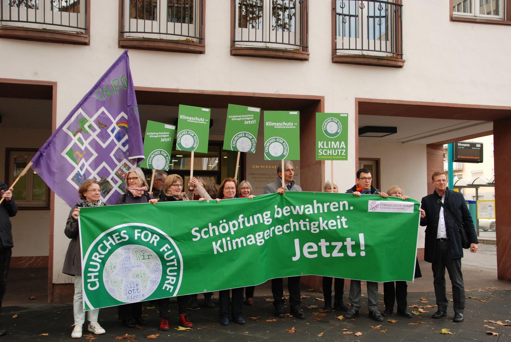 Klimaschutz, Streik, Synode Synodale der EKHN demonstrieren vor dem Dominikanerkloster mit grünen churches for future Bannern und der EKHN-Flagge für Klimaschutz und globale Gerechtigkeit.