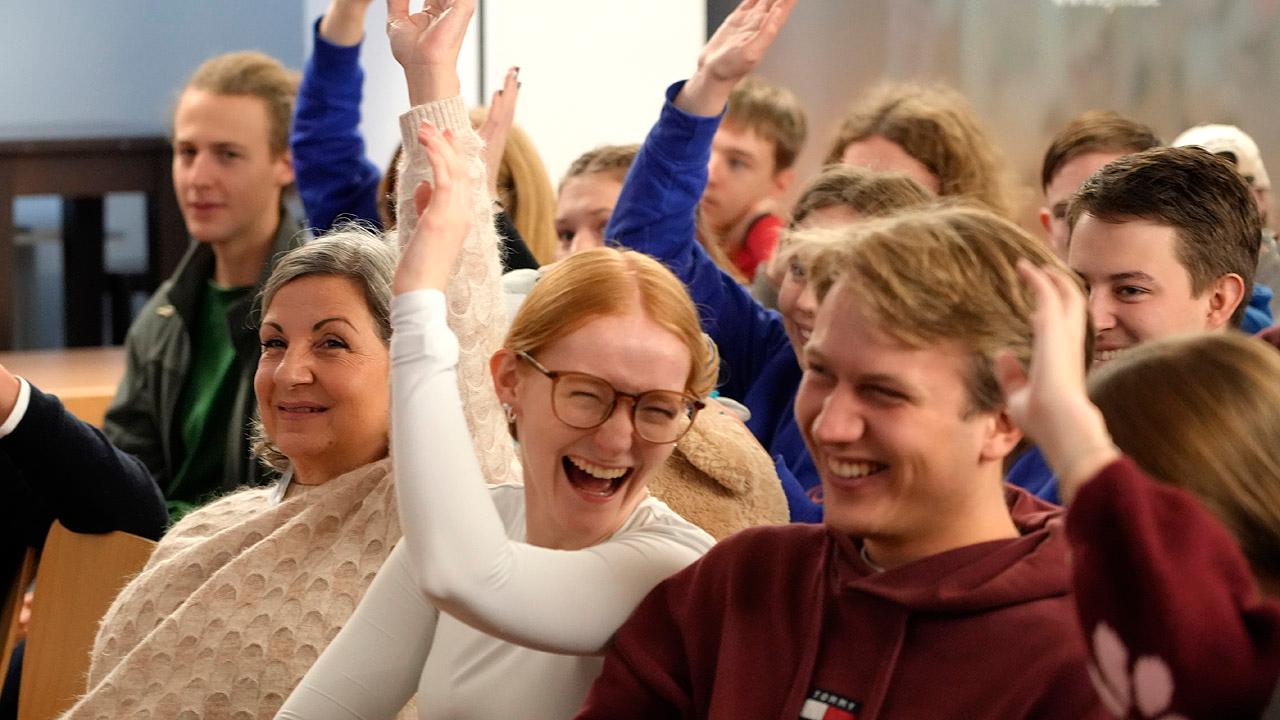 Junge Erwachsene in guter Stimmung auf der Vollversammlung