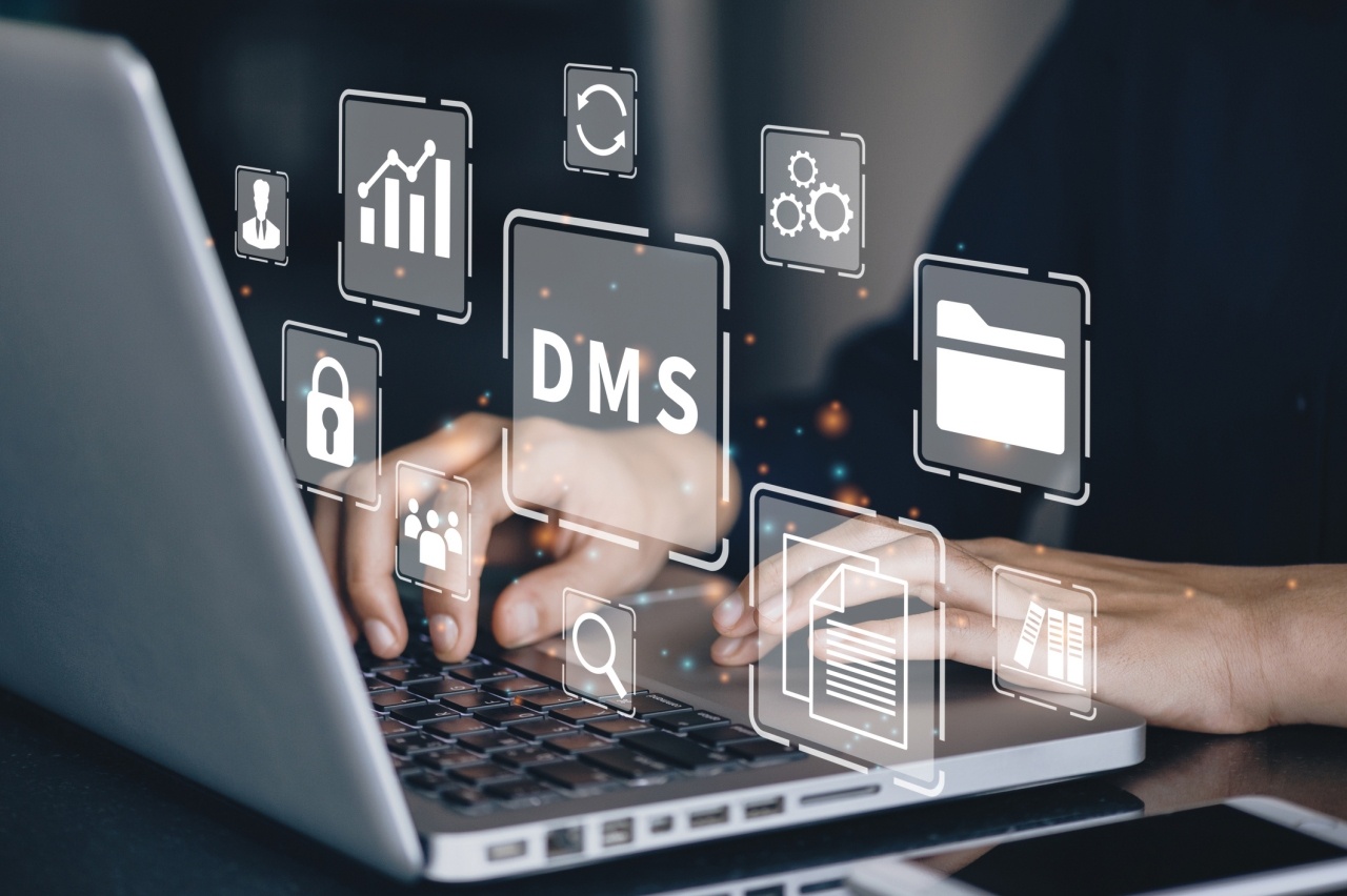 DMS Person tippt auf einem Laptop, während digitale Symbole für Dokumentenmanagement (DMS) wie Ordner, Diagramme, Schloss und Zahnräder holografisch über der Tastatur schweben.