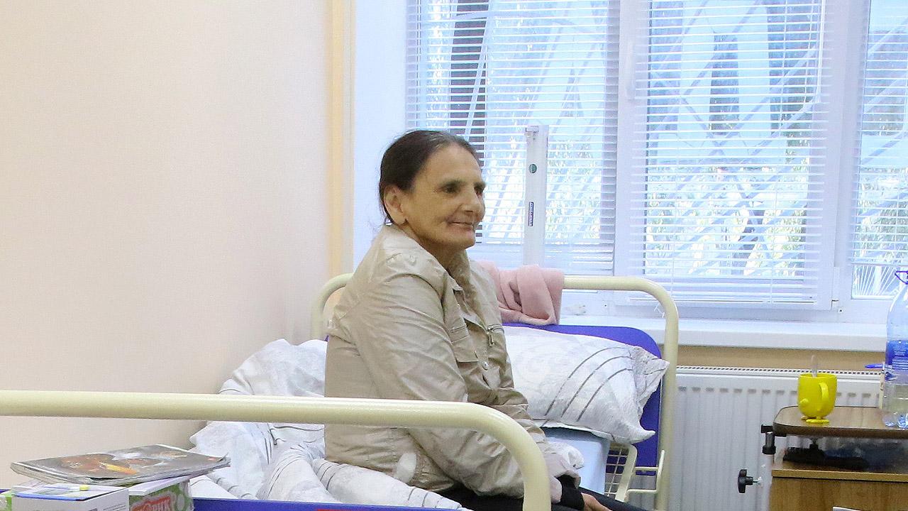 Eine Frau sitzt auf einem Bett