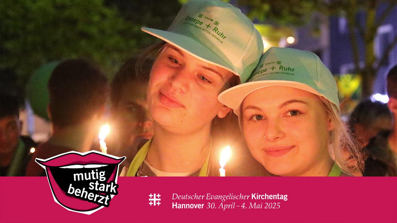 Kirchentag Zwei Mädchen, die jeweils eine Kerze halten