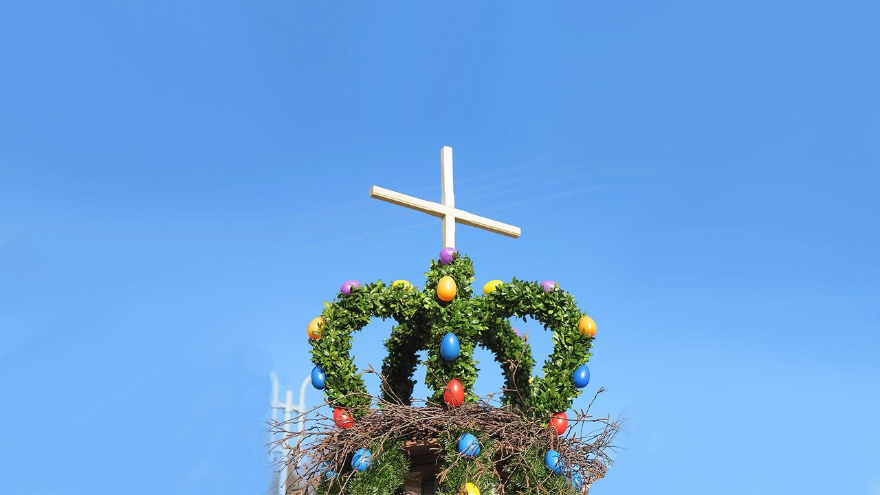 Krone eines Osterbrunnens Krone eines Osterbrunnens mit bunten Eiern