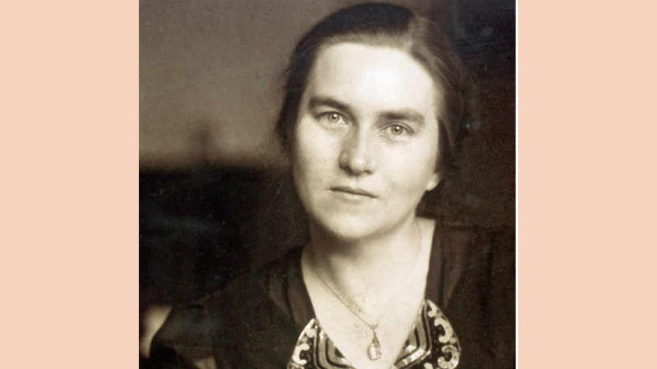 Katharina Staritz in Breslau geboren Katharina Staritz in jungen Jahren mit glattem braunen Haar und einer Halskette und dunkler Bluse