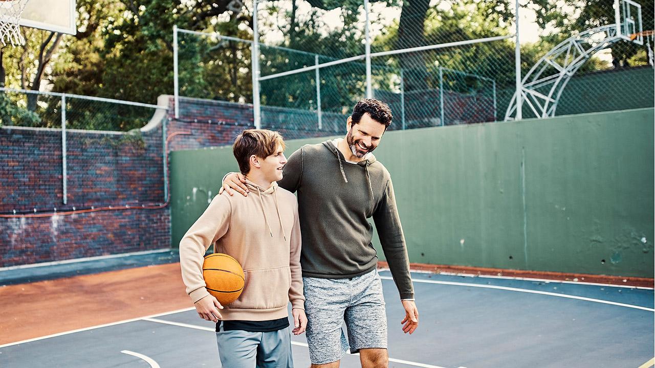 Vater und Sohn mit Basketball