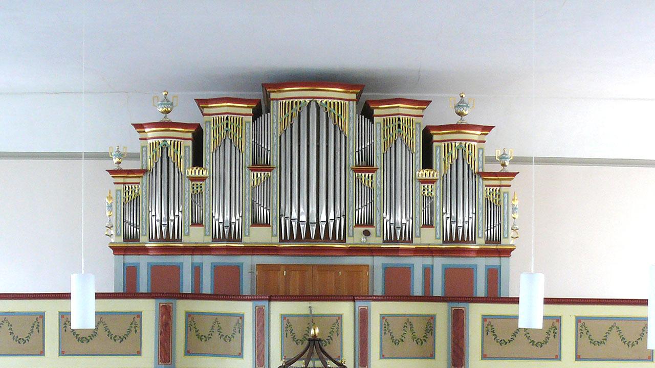 Orgel Orgel mit Pfeifen und Verzierungen