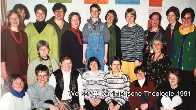 Werkstatt Feministische Theologie 1991 Teilnehmerinnen der Werkstätten Feministische Theologie stehen in einer Reihe, davor sitzen Frauen in einer Reihe.