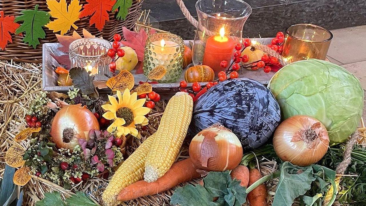 Erntegaben Gemüse und Sonnenblumen