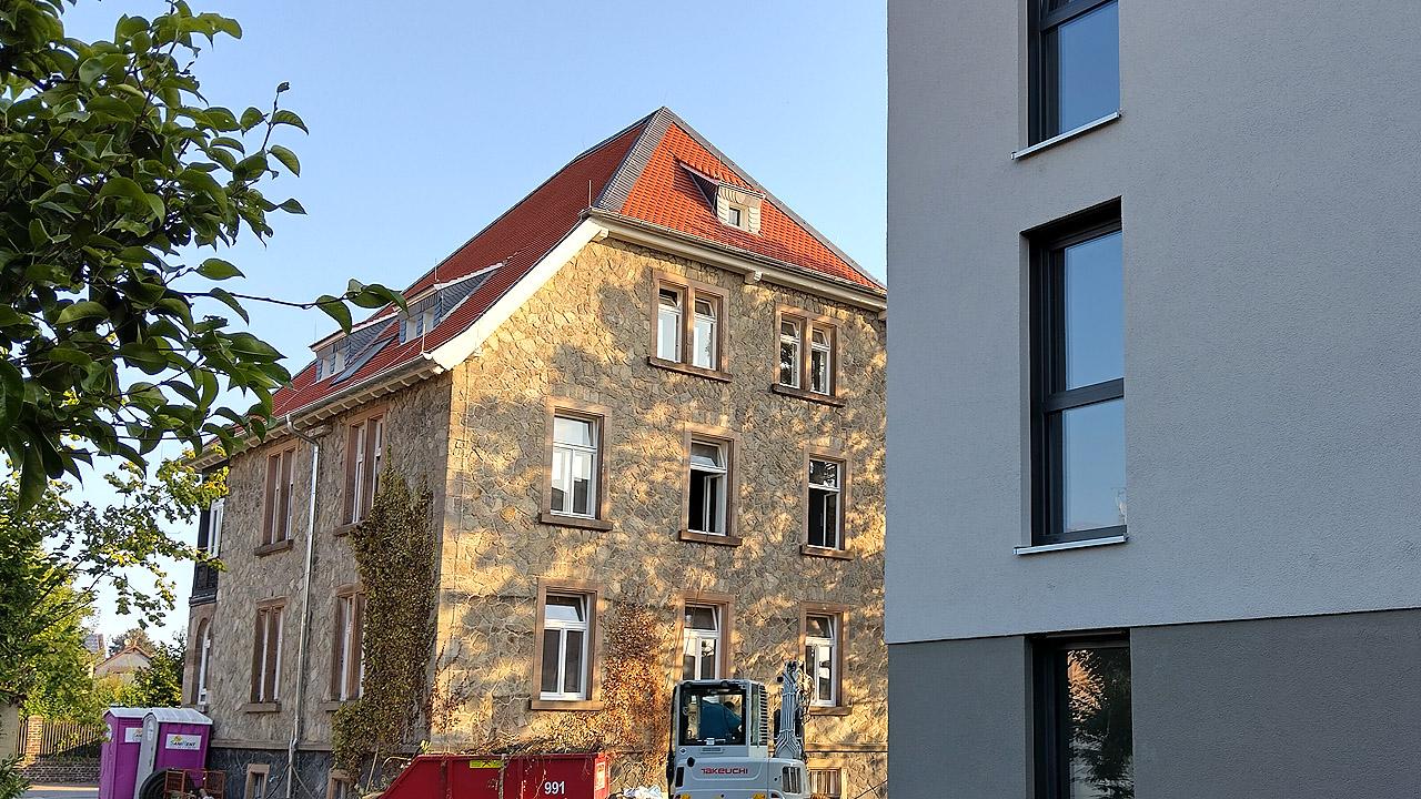 Pfarrhaus für Menschen mit Beeinträchtigungen Großes Haus in Sandsteinoptik