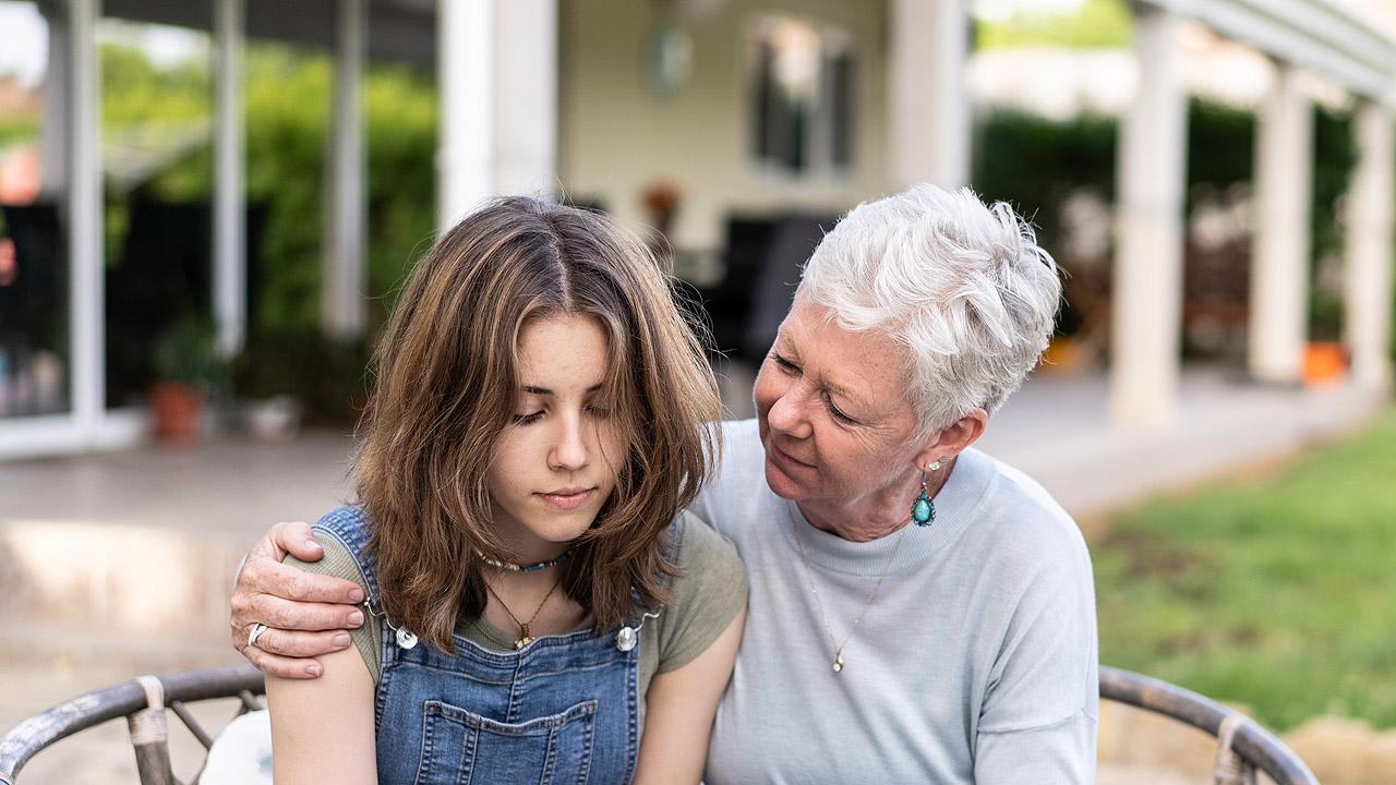 Gespräch zwischen einer jungen Frau und ihrer Großmutter Gespräch zwischen einer jungen Frau und ihrer Großmutter