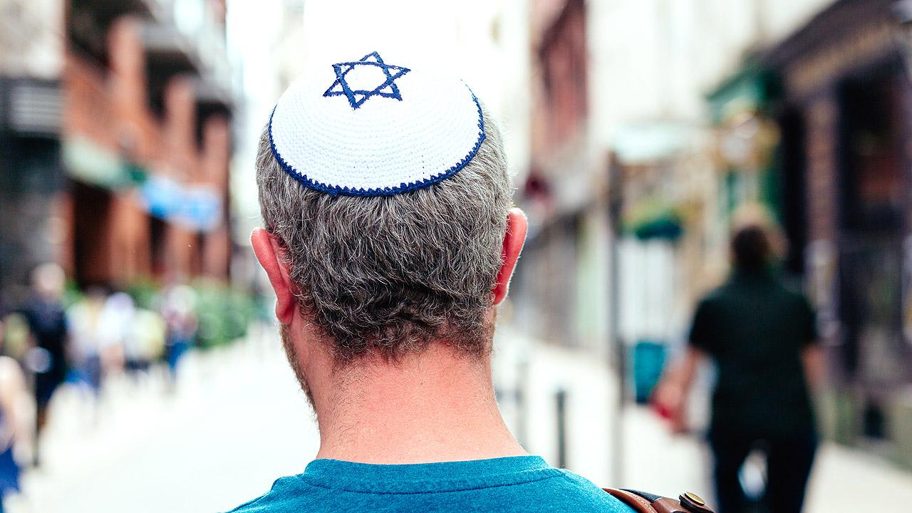 Mann mit Kippa in einer Stadt Mann mit Kippa in einer Stadt