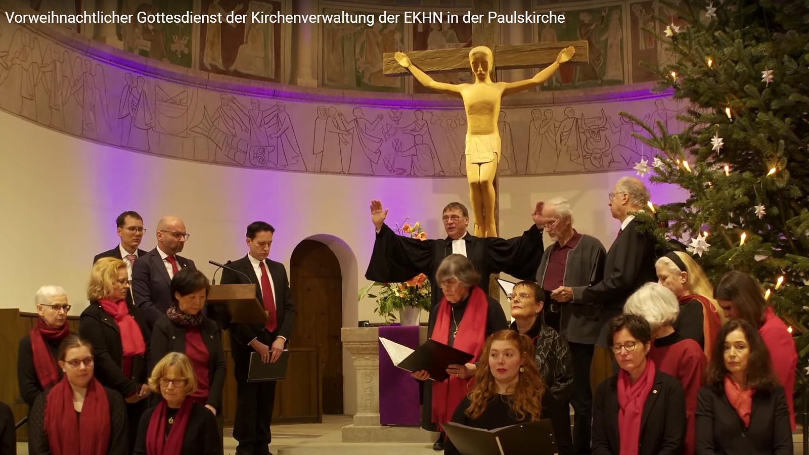 KP Jung spricht den Segen Jung umrahmt vom Projektchor